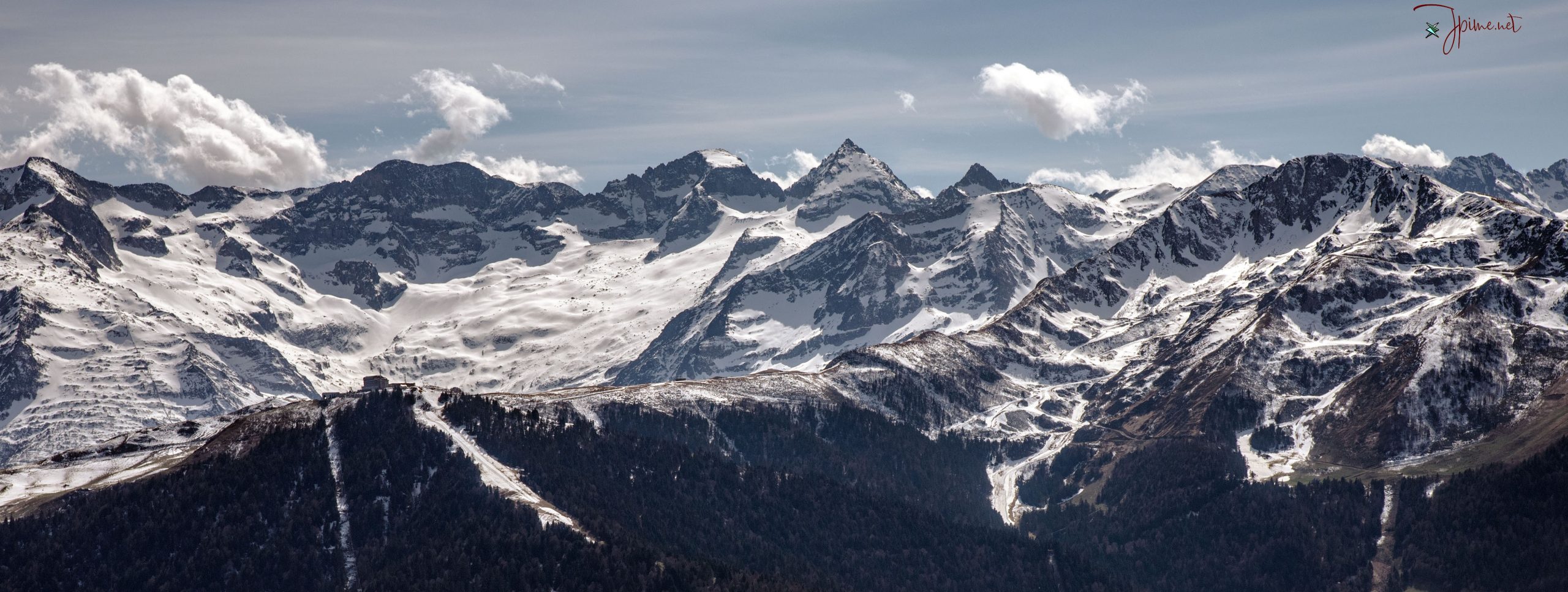 La chaine des Pyrénées et ses 13 milles sommets à plus de 3000 m