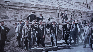 Porteurs, pionniers de la construction de cet Observatoire à 2877 metres d'altitude